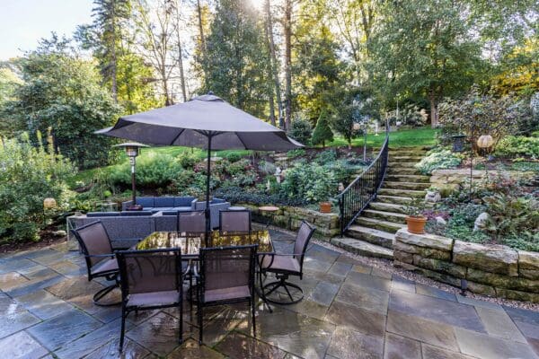 photo of freshly sealed back patio installation in pavers